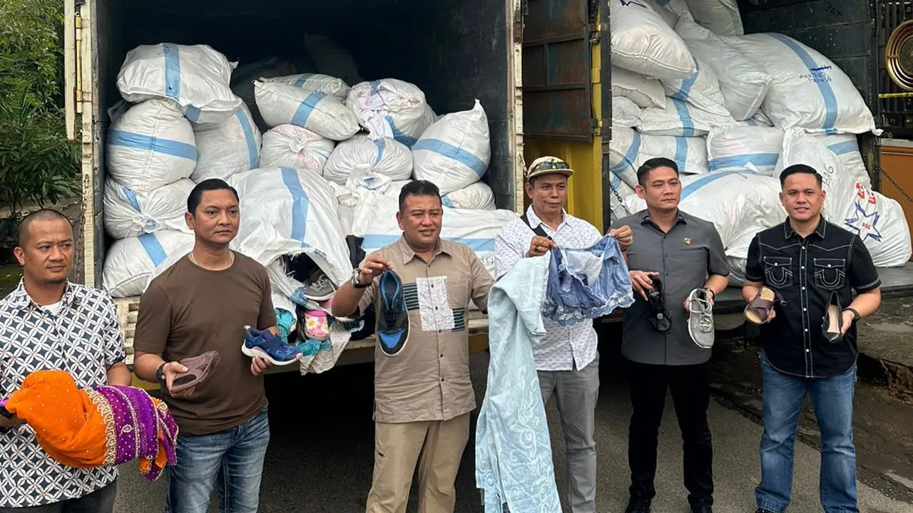 Polisi memperlihatkan sepatu dan pakaian bekas impor yang disita di Pekanbaru dan Kota Batam.