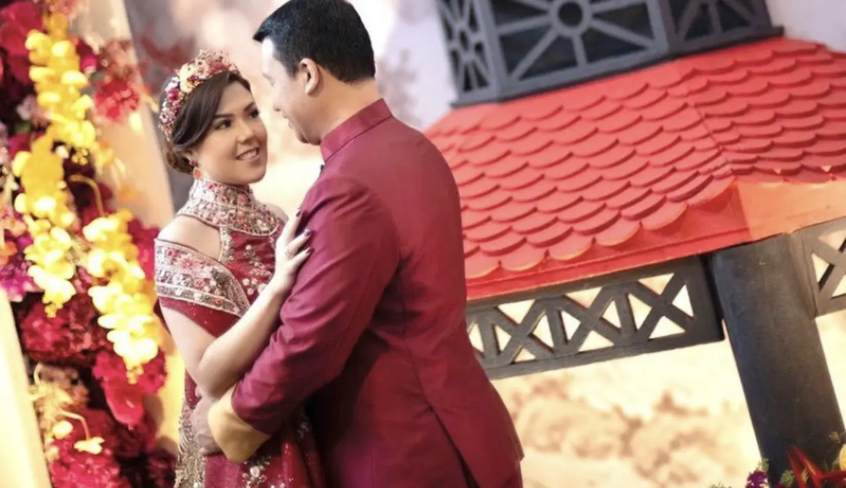 Cheongsam sang calon suami dibuat oleh Bieh in Tailor. Dengan detail keemasan di bagian bawah lengan. (@tinatoon101)