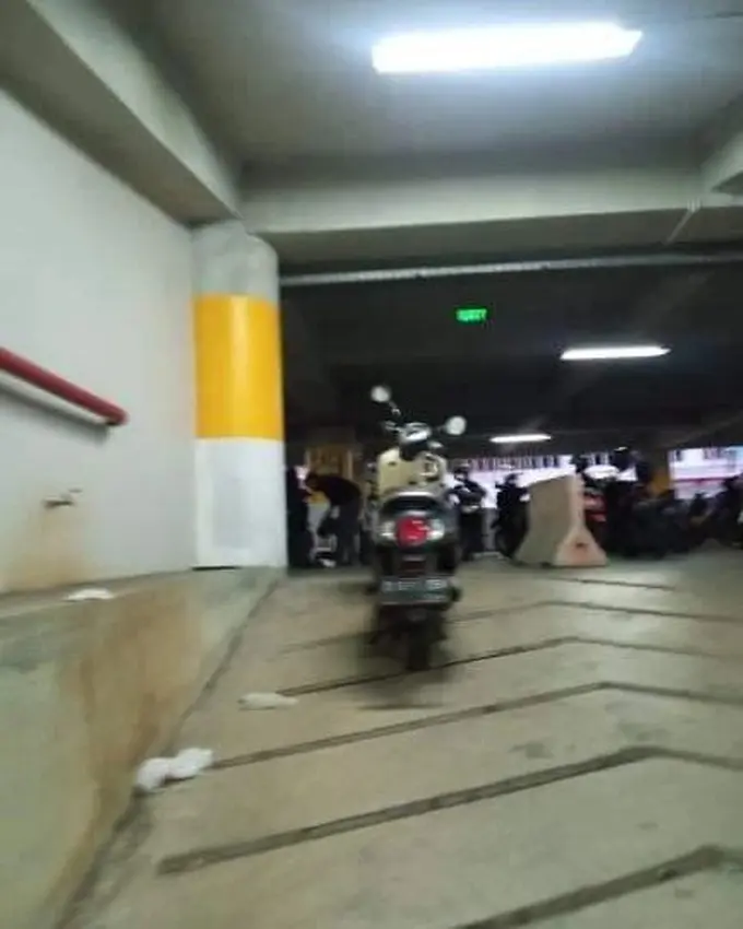 Parkir Motor Melawan Gravitasi (Instagram/@upi.parkir)