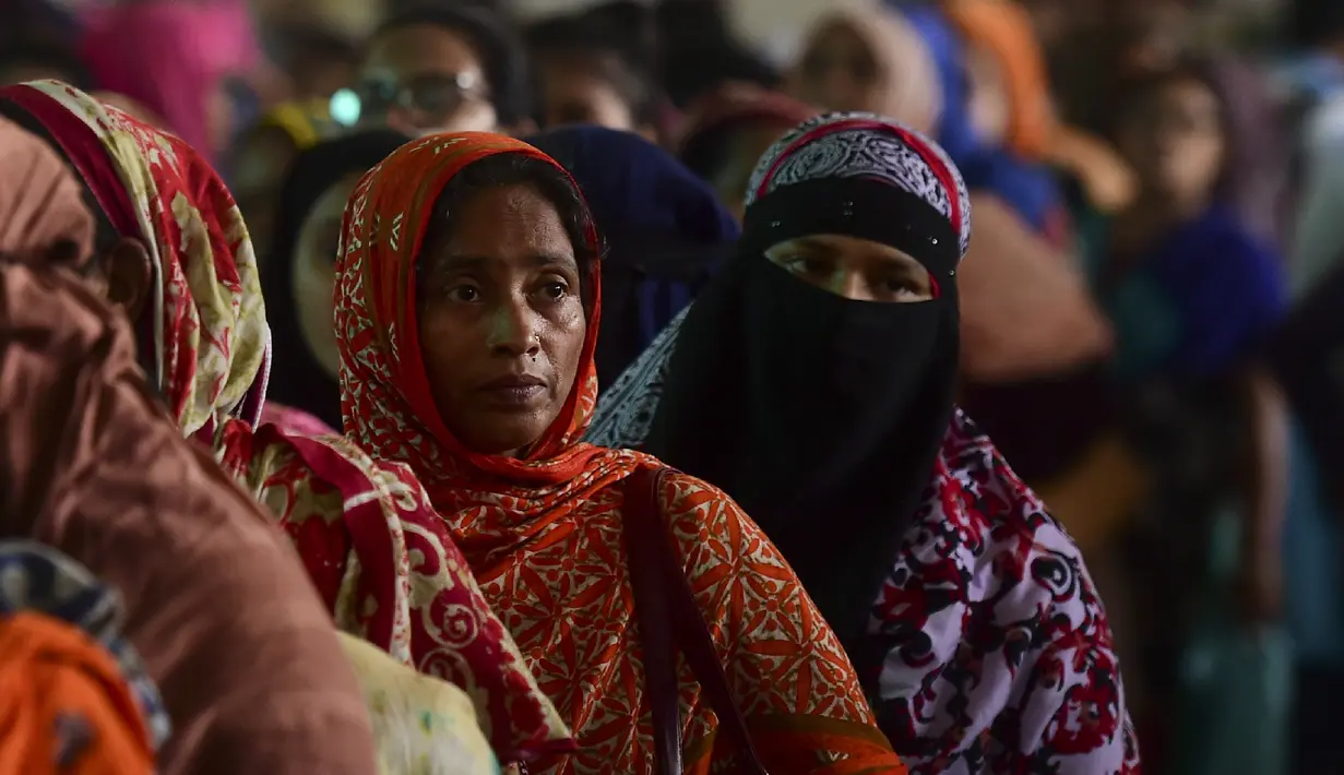 Sejumlah wanita mengantre untuk membeli tiket menjelang Hari Raya Idul Adha di sebuah stasiun kereta api di Dhaka (2/8/2019). Muslim di seluruh dunia bersiap merayakan Idul Adha yang menandai berakhirnya ziarah haji ke Mekah. (AFP Photo/Munir Uz Zaman)