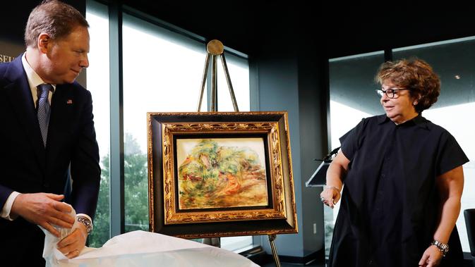 Cucu pewaris terakhir, Sylvie Sulitzer melihat lukiskan karya Renoir yang dikembalikan dalam upacara di New York, Rabu (12/9). 