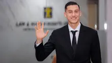 Jay Idzes menyapa awak media sebelum menjalani sumpah janji setia menjadi WNI di Kantor Kanwil Kementerian Hukum dan HAM DKI Jakarta, Kamis (28/12/2023). (Bola.com/Bagaskara Lazuardi)