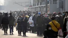 Orang-orang yang memakai masker pelindung berbaris untuk pengujian massal COVID-19 di Beijing, China, Jumat (22/1/2021). Beijing memerintahkan pengujian COVID-19 untuk sekitar dua juta orang menyusul kasus baru. (AP Photo/Mark Schiefelbein)
