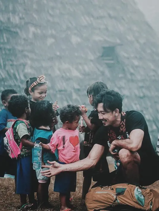 Tak hanya menikmati keindahan alam Indonesia, pria yang akrab dipanggil Densu ini juga berbaur dengan warga sekitar. (Foto: instagram.com/sumargodenny)