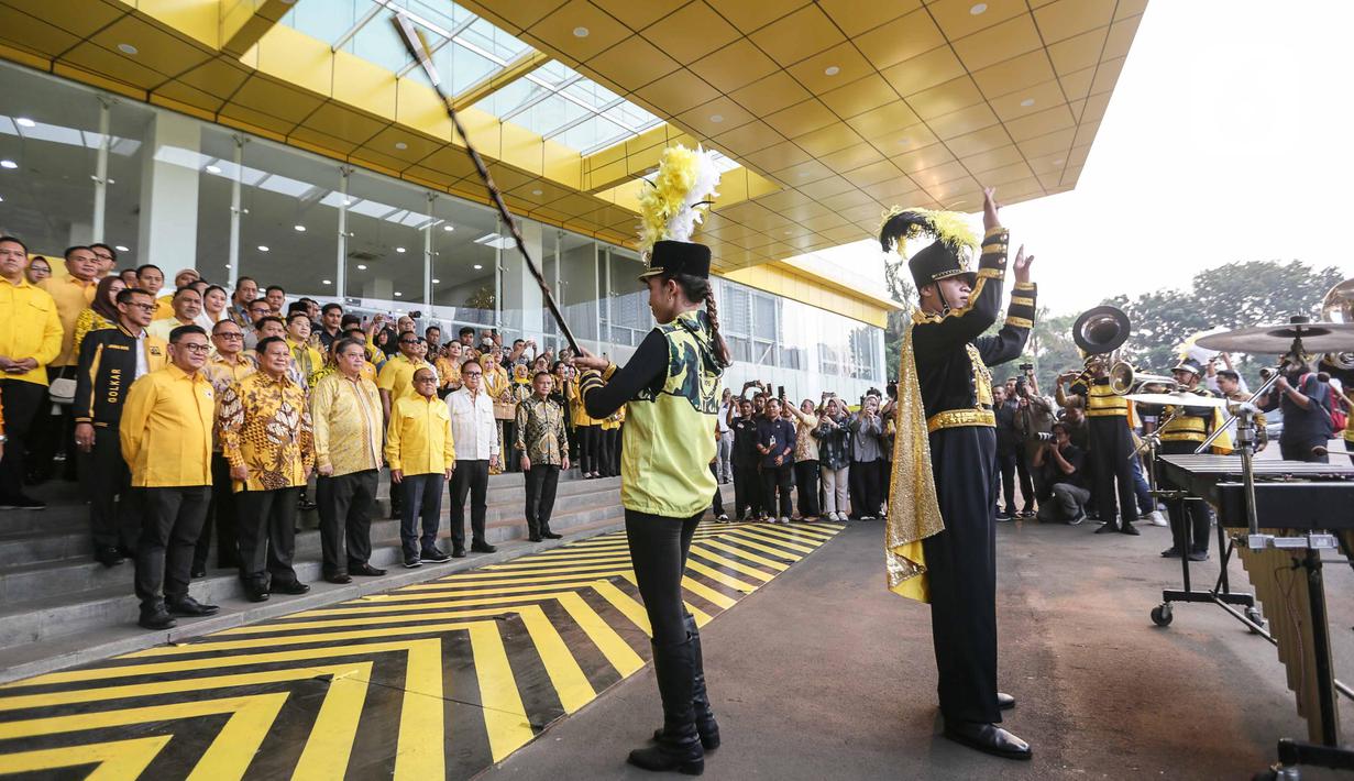 Kedatangan Prabowo Subianto di gedung DPP Partai Golkar disambut iringan lagu dari marching band. (Liputan6.com/Faizal Fanani)