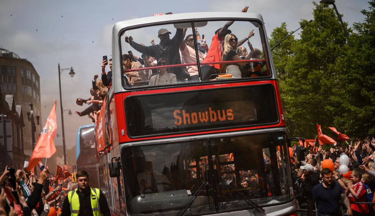Pemain dan staf Luton Town melakukan parade kemenangan melewati jalanan di Luton, Inggris setelah berhasil promosi ke Liga Inggris musim 2023/2024 pada Senin (29/05/2023) waktu setempat. The Hatters sukses menyegel tiket promosi setelah memenangkan laga play-off divisi Championship melawan Covetry City 6-5 melalui adu penalti di Wembley, Sabtu (27/5/2023). (AFP/Daniel Leal)