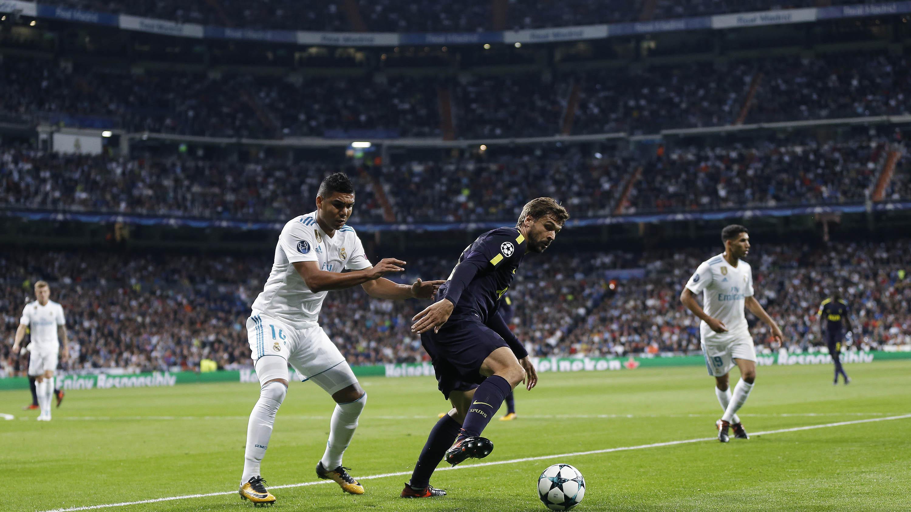 Striker Tottenham, Fernando Llorente, berusaha melewati gelandang Real Madrid, Casemiro, pada laga Liga Champions di Stadion Santiago Bernabeu, Madrid, Selasa (17/10/2017). Kedua klub bermain imbang 1-1. (AP/Fransisco Seco)
