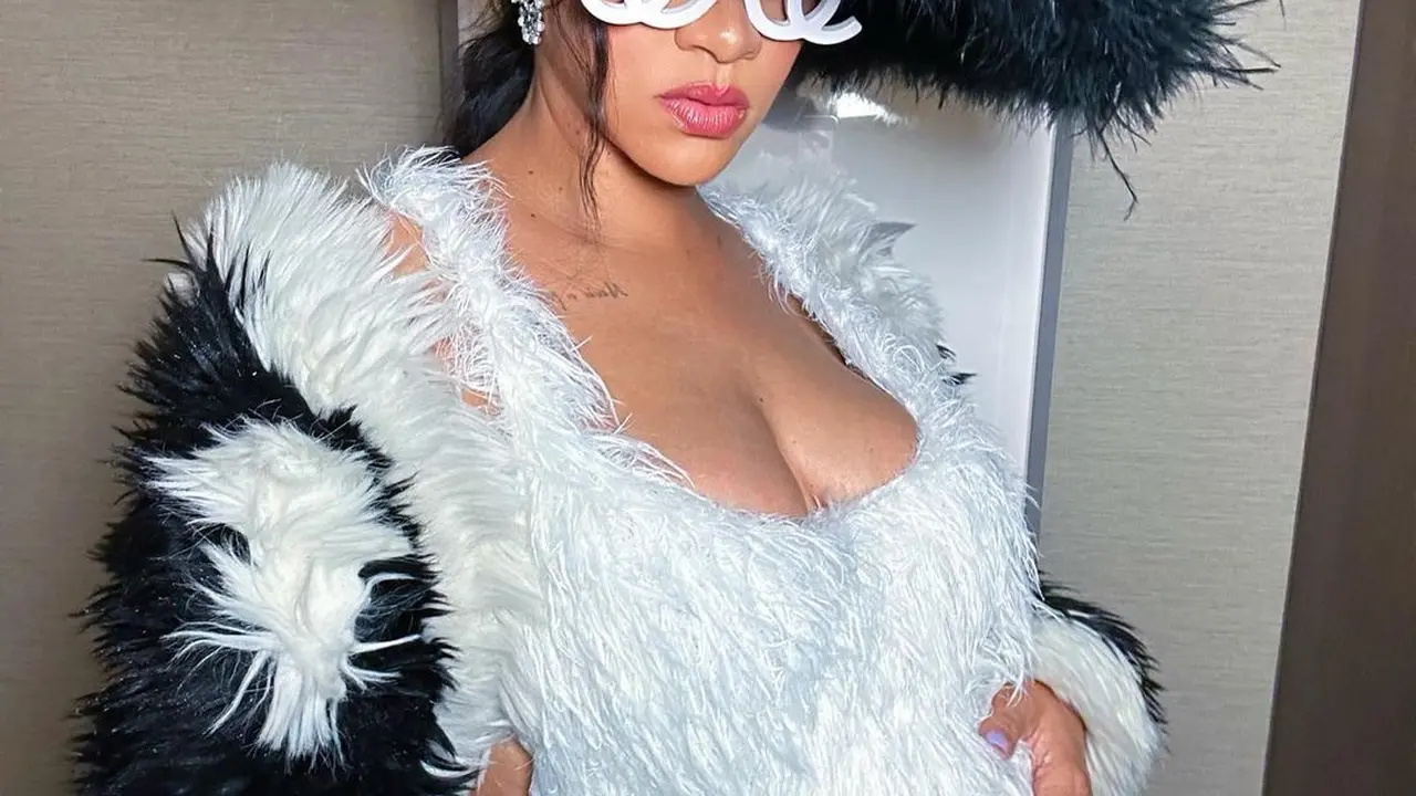 Jelang Met Gala 2023, Rihanna Tampil dengan Koleksi Chanel Sambil Pamer Baby Bump