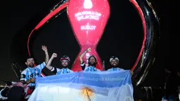 Empat pesepeda asal Argentina, Lucas Ledezma, Leandro Blanco Pighi, Silvio Gatti dan Sebastian Rodriguez telah mengakhiri tur perjalanannya dan tiba di jam hitung mundur Piala Dunia Qatar, di Doha pada Senin (7/11/2022) malam waktu setempat. (AFP/Kirill Kudryavtsev)