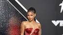 Halle Bailey tampil bersinar dalam gaun berwarna mawar detail potongan V-neck asimetris. Potongan lain diposisikan di sekitar pinggul kanannya sementara poni lucu menjuntai dari garis tepi sepanjang pergelangan kaki. Gaun tersebut menampilkan pengerjaan detail dengan deretan manik-manik berkilau yang disejajarkan dengan mulus untuk menciptakan estetika yang ramping dan glamor. [@mtv].