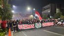 <p>Kelompok suporter Timnas Indonesia U-19 yang tergabung dalam Ultras Garuda menyambut antusias kedatangan pasukan Shin Tae-yong. (Bola.com/Zulfirdaus Harahap)</p>