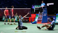 Selebrasi ganda putra Indonesia Fajar Alfian (kanan) dan Muhammad Rian Ardianto setelah membekuk wakil China dalam babak final Malaysia Open 2023 di Axiata Arena, Kuala Lumpur, Minggu (15/1/2023). Fajar/Rian sukses mengalahkan Liang Wei Keng/Wang Chang dan menyabet gelar juara pertama mereka di turnamen bulu tangkis level Super 1000. (AFP/Mohd Rasfan)