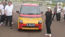 Ketua Umum Golkar Airlangga Hartarto dan Ketua DPP PDIP Puan Maharani usai melakukan test drive mobil listrik di kawasan Monas, Jakarta Pusat, Sabtu (8/10/2022). Puan mengatakan dirinya bersama Airlangga juga sempat menyapa masyarakat saat berkeliling Monas menggunakan mobil listrik. (Liputan6.com/Herman Zakharia)