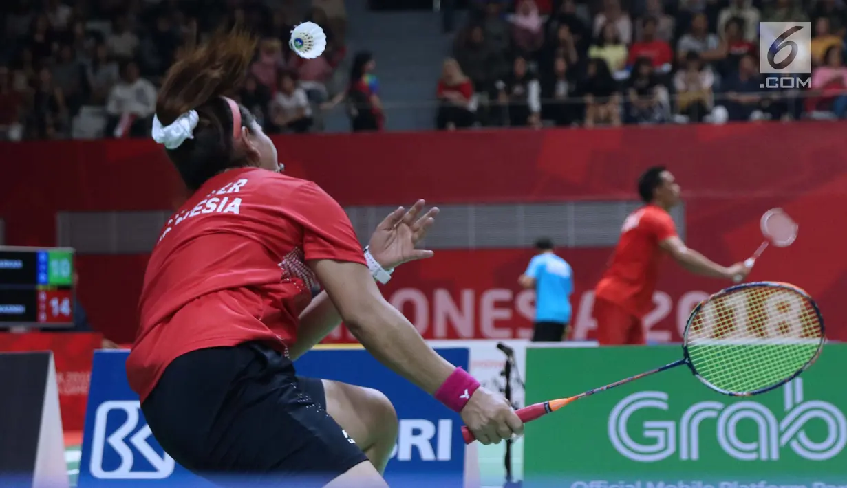 Atlet para bulutangkis tunggal putri Indonesia, Oktila Laeni Ratri terkena kok saat final tunggal putri SL 4 Asian Para Games 2018 melawan Cheng Hefang (China) di Istora GBK Jakarta, Jumat (12/10). Oktila kalah 1-2. (Liputan6.com/Helmi Fithriansyah)