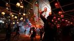 Warga menyalakan Lampion buatan tradisional sebelum melepaskannya ke langit selama festival tahunan Tazaungdaing di Taunggyi, Myanmar (19/11). (REUTERS/Soe Zeya Tun)
