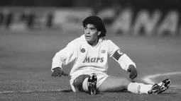 1. Diego Maradona - Legenda Argentina ini adalah pemain yang paling dipuja publik Naples. Pada era nya lah Napoli berhasil meraih dua kali Scudetto yaitu tahun 1986-1987, 1989-1990. (AFP/STR)