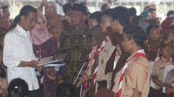 Presiden Joko Widodo (Jokowi) menyerahkan kartu Indonesia pintar (KIP) kepada pelajar di SLB Negeri Pembina, Jakarta, Rabu (6/3). Jokowi membagikan 3.300 KIP untuk pelajar di wilayah Jakarta Selatan. (Liputan6.com/Angga Yuniar)