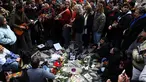 Sejumlah orang, penggemar dari grup band The Beatles berkumpul sambil bernyanyi saat memperingati 36 tahun kematian John Lennon di New York, AS (8/12). Mereka berkumpul di sebuah tempat yang bernama Strawberry Fields. (Reuters/Mark Kauzlarich)