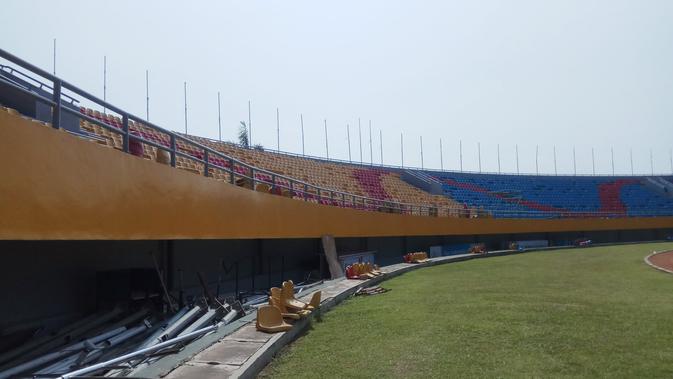 Beberapa unit kursi penonton di Stadion Gelora Sriwijaya JSC Palembang yang dilempar oknum suporter bola saat pertandingan Sriwijaya FC melawan Arema FC (Liputan6.com / Nefri Inge)