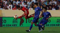 Pemain timnas Indonesia, Egy Maulana Vikri mengontrol bola dibayangi sejumlah pemain Thailand dalam pertandingan semifinal sepakbola SEA Games 2021 Vietnam di stadion Thien Truong, Nam Dinh, Kamis (19/5/2022).