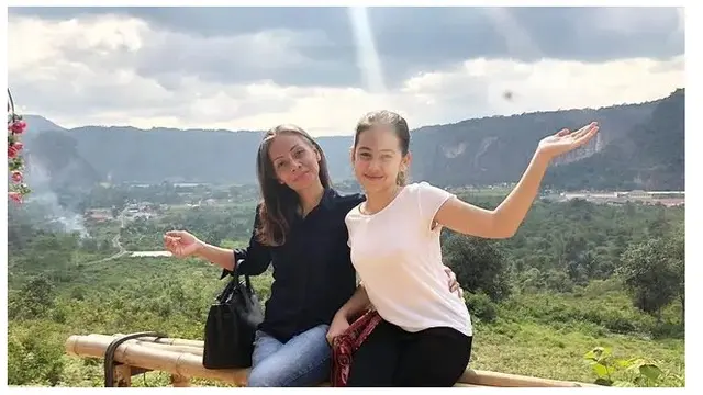 Ibunda Tuding Sandrinna Michelle Telah Dicuci Otak, Ini 8 Momen Kedekatan Keduanya