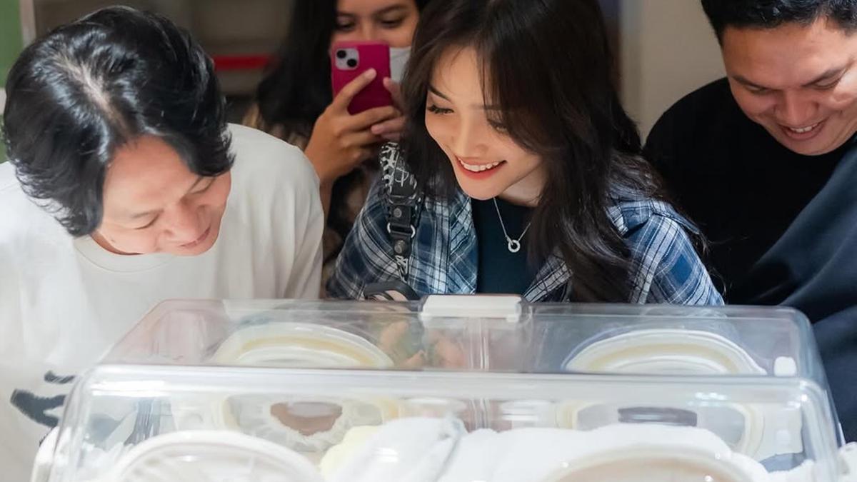6 Potret Fuji Temani Erika Carlina Melahirkan, Antusias Sambut Baby Andrew