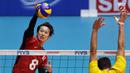 Pemain Timnas voli putra Jepang, Masahiro Yanagida melakukan smes saat melawan Kazakhstan pada 8 besar grup E Kejuaraan Voli Asia 2017 di GOR Tri Dharma, Gresik, Kamis (27/7). Jepang unggul 3-0 (25-18, 25-19, 25-23). (Liputan6.com/Helmi Fithriansyah)