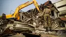 Ratusan personel Satpol PP Jaksel melakukan penertiban di Jalan Fatmawati, Jakarta (3/9/2014) (Liputan6.com/Faizal Fanani)