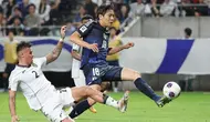 Pemain Jepang, Shuto Machino (kanan) berusaha mencetak gol ke gawang Timnas Indonesia dibayangi Mees Hilgers dalam laga Grup C Putaran Ketiga Kualifikasi Piala Dunia 2026 di Suita Stadium, Jepang, Selasa (10/06/2025). (AFP/Jiji Press/STR)
