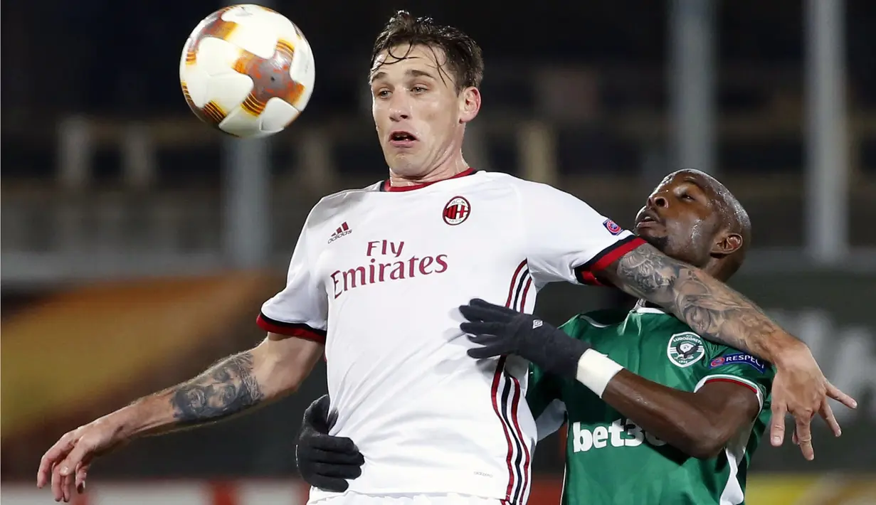 Aksi pemain Milans, Lucas Biglia (kiri) berebut bola dengan pemain Ludogorets, Jody Lukok pada laga 32 besar Liga Europa di Ludogorets Arena, Razgrad, Bulgaria, (15/2/2018). AC milan menang 3-0. (AP Photo)