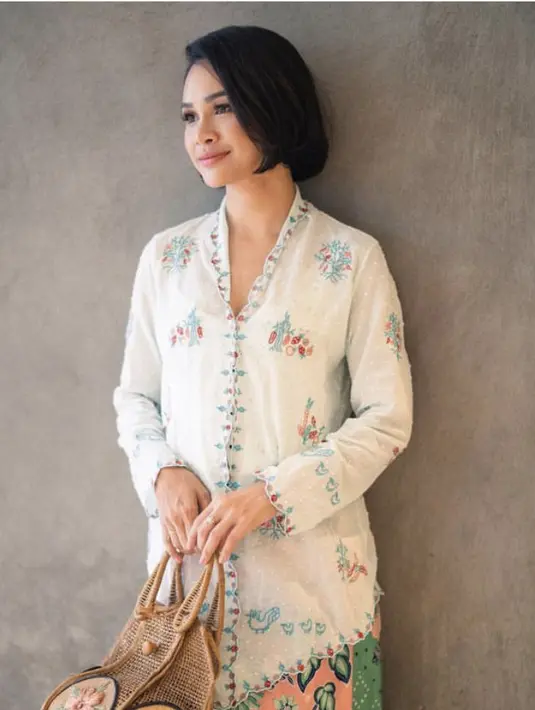 Andien Aisyah tampil dengan kebaya modern model encim dengan motif hasil tanaman hingga ayam. (@sejauh_mata_memandang)