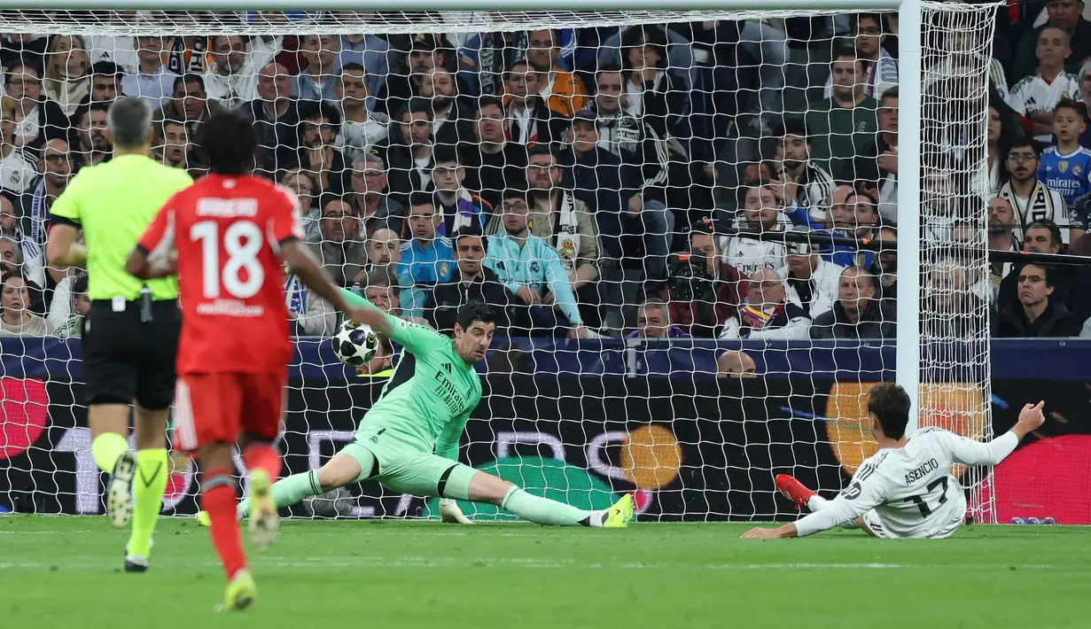 Meski sempat kebobolan pada menit ke-14 melalui Rafa Silva, Courtois sukses melakukan penyelamatan-penyelamatan gemilang untuk Los Blancos. (AFP/Thomas Coex)