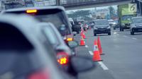 Sejumlah kendaraan antri di lajur contra flow tol Jakarta-Cikampek, Jumat (22/12). Guna mengurangi kepadatan arus pada libur panjang Natal 2017, petugas menerapkan sistem contra flow mulai dari Cikarang Utama. (Liputan6.com/Helmi Fithriansyah)