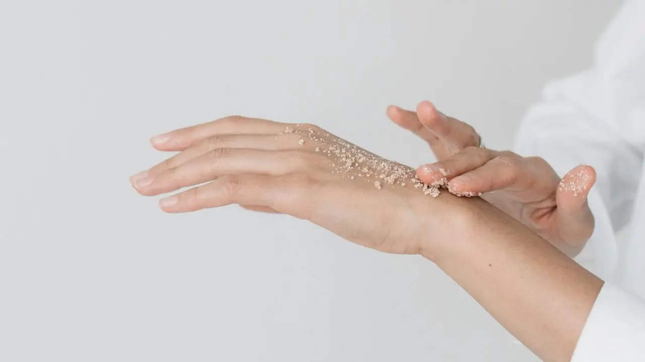 4 Jenis Produk Eksfoliasi Tubuh untuk Pancarkan Kulit Sehat dan Glowing, Bye Kusam!