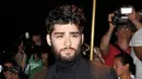 Terasa memilukan memang. Namun Zayn Malik tak merasa sedih yang berlarut. Pasalnya ia juga telah mendapat kemenangan dalam kategori Best Solo Breakout Award. (AFP/Bintang.com)