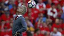 Salah satu aksi Arsene Wenger menyundul bola saat laga Arsenal melawan Burnley di Emirates Stadium, London, (6/5/2018). Arsene Wegner mengumumkan mundur sebagai pelatih setelah 22 tahun bersama Arsenal. (AFP/Adrian Dennis)