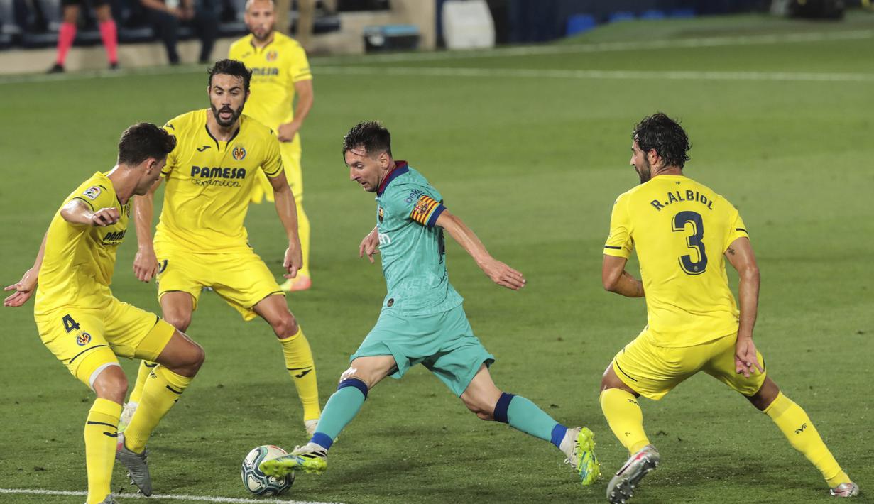 Striker Barcelona, Lionel Messi, berusaha melewati pemain Villareal pada laga La Liga di Stadion Estadio de la Ceramica, Minggu (5/7/2020). Barcelona menang 4-1 atas Villareal. (AP/Jose Miguel Fernandez de Velasco)