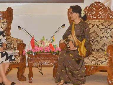 Menteri Luar Negeri RI, Retno Marsudi menemui Menlu Myanmar, Aung San Suu Kyi di ibu kota Naypyidaw, Senin (4/9). Kedatangan Menlu Retno itu membawa misi dari Presiden Jokowi guna membicarakan krisis kemanusiaan Rohingya. (Myanmar Foreign Ministry via AP)
