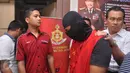 Seorang supir taksi Blue Bird berinisial FY (31) dihadirkan dalam jumpa pers di Mapolda Metro Jaya, Jakarta, Rabu (23/3). FY ditangkap polisi karena memposting pesan provokatif di media sosial Facebook ketika demo taksi. (Liputan6.com/Faisal R Syam)