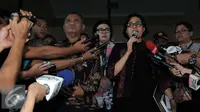 Menteri Keuangan Sri Mulyani memberikan keterangan kepada awak media usai mendatangi KPK, Jakarta, Kamis (22/9). Kedatangan Sri Mulyani selain melaporkan LHKPN, juga melakukan pertemuan dengan pimpinanan KPK Agus Rahardjo dkk. (Liputan6.com/Helmi Afandi)