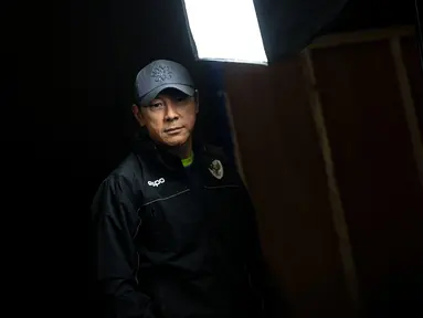 Pelatih Timnas Indonesia, Shin Tae-yong saat bersiap melakukan konferensi pers menjelang laga lanjutan putaran ketiga Kualifikasi Piala Dunia 2026 melawan Jepang di Stadion Utama Gelora Bung Karno (SUGBK), Senayan, Jakarta, Kamis (14/11/2024). (Bola.com/Bagaskara Lazuardi)