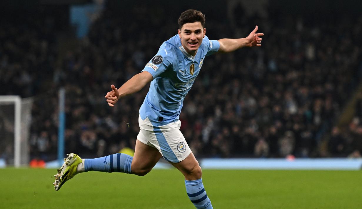 Pemain Manchester City, Julian Alvarez merayakan gol kedua timnya ke gawang FC Copenhagen pada laga leg kedua 16 besar Liga Champions 2023/2024 di Stadion Etihad, Manchester, Inggris, Kamis (07/03/2024). (AFP/Paul Ellis)