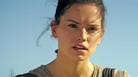 Daisy Ridley di film Star Wars: The Force Awakens. (Disney / LucasFilm)
