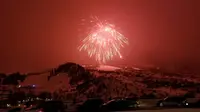 Pada Sabtu, 8 Februari 2020 ini, sebuah kembang api yang diluncurkan di kota resor ski Colorado, Steamboat Springs menjadi kembang api terbesar di dunia. (AP Photo/Steve Caulk)