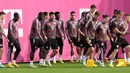 Para pemain Bayern Munchen melakukan pemanasan selama sesi latihan di Munich, Jerman selatan pada 31 Oktober 2022. - Bayern Munchen akan menjamu Inter Milan di Allianz Arena pada matchday terakhir Grup C Liga Champions 2022/2023. Pertandingan ini dijadwalkan kick-off Rabu, 2 November 2022, jam 03:00 WIB. (AFP/Christof Stache)