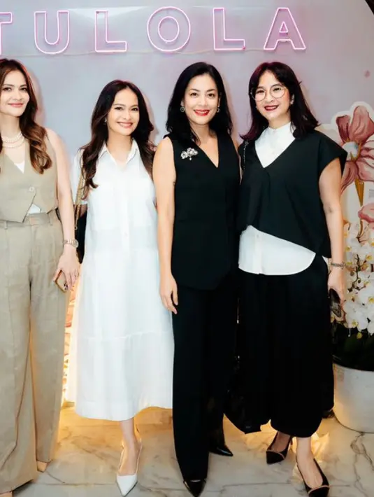 <p>Sementara itu, Cut Tary mengenakan setelan warna beige, dengan atasan vest crop top dan celana panjangnya. Dipadukan tank top putih sebagai inner. [@cuttaryofficial]</p>