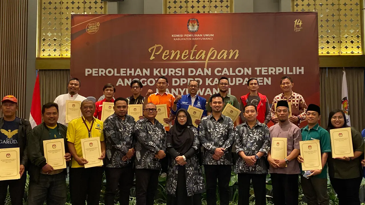 Para pengurus partai menerima salinan hasil penetapan kursi anggota DPRD Banyuwangi pada Pemilu 2024 (Istimewa).