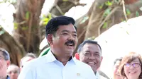 Menteri ATR/BPN, Hadi Tjahjanto saat membagikan sertipikat tanah kepada masyarakat Desa Grogol Indah, Kecamatan Anyar, Kabupaten Serang, Banten, Selasa (13/2/2024). (Foto: Istimewa)
