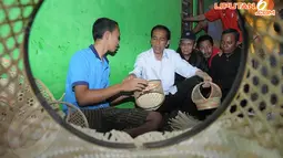 Jokowi yang pernah berkecimpung dalam bisnis meubel sedikit membagi tips untuk para perajin (Liputan6.com/Herman Zakharia)