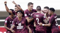Para pemain PSM Makassar merayakan gol yang dicetak oleh Wiljan Pluim ke gawang Lao Toyota FC pada laga Piala AFC 2019 di Stadion Pakansari, Bogor, Rabu (13/3). PSM menang 7-3 atas Lao. (Bola.com/M. Iqbal Ichsan)